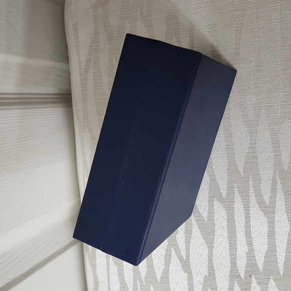 Unmarked Blue and White Empty Earring, Necklace, Jewelry box - Picture 8 of 10